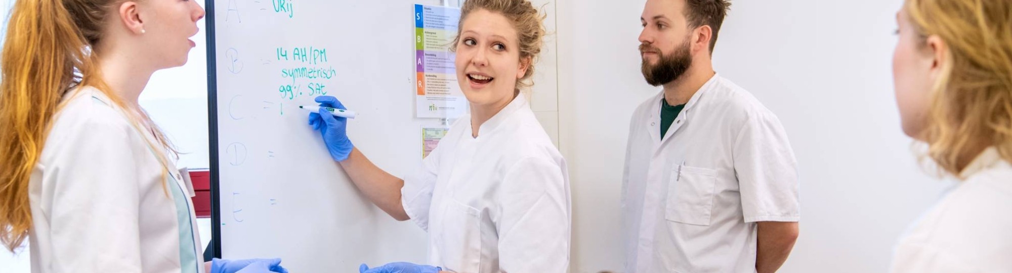 studenten verpleegkunde krijgen uitleg