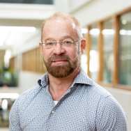 porret Tilman Todt, brildragend met ringbaardje en blauwgrijze blouse