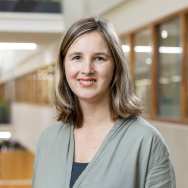 zwart t-shirt, grijs-groene blouse