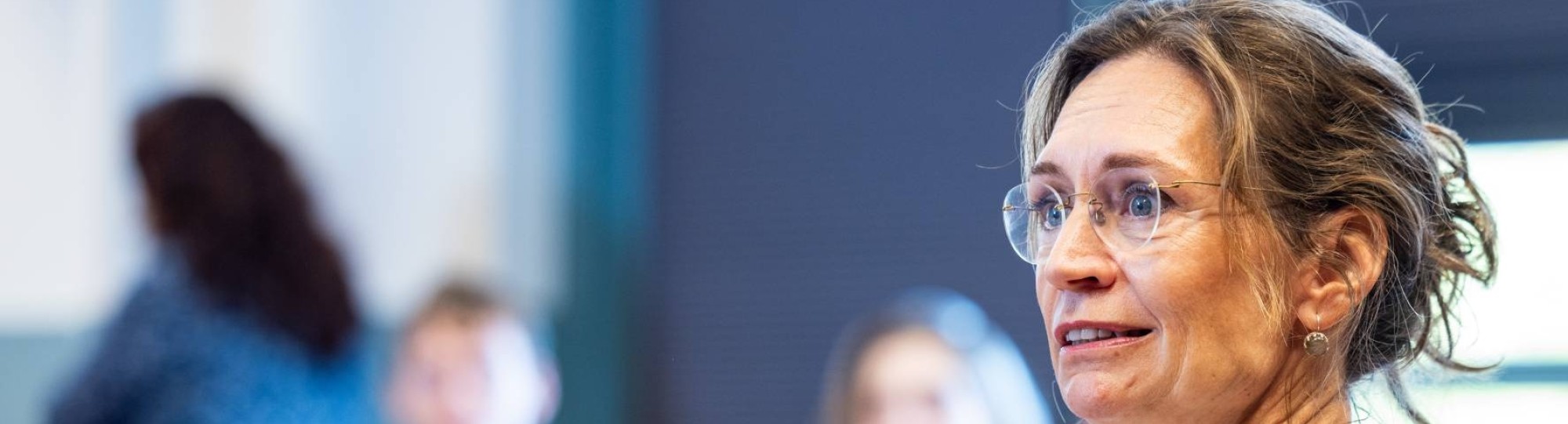 Studenten IPL luisteren naar het verhaal over armoede door een ervaringsdeskundige. Vervolgens spelen ze in groepjes, samen met de docenten en ervaringsdeskundigen, het spel Kansen Keren.