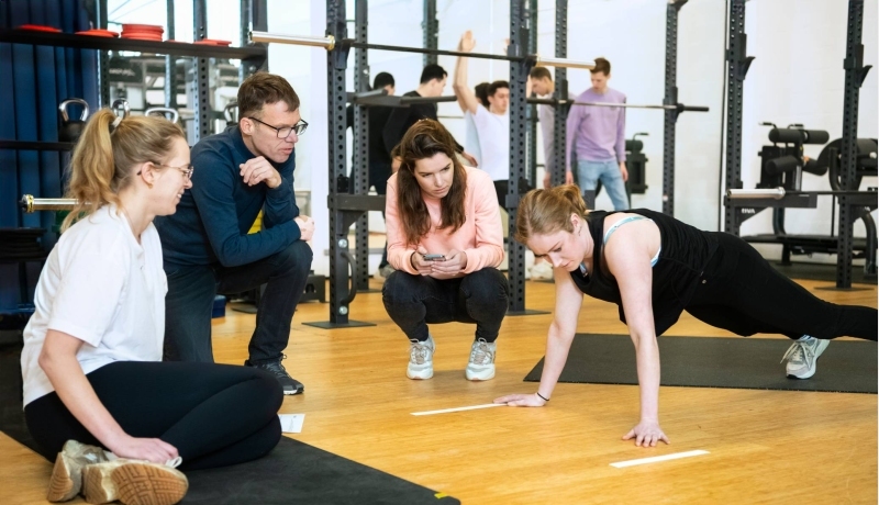 Studenten Sportfysiotherapie aan de slag in de gymzaal.