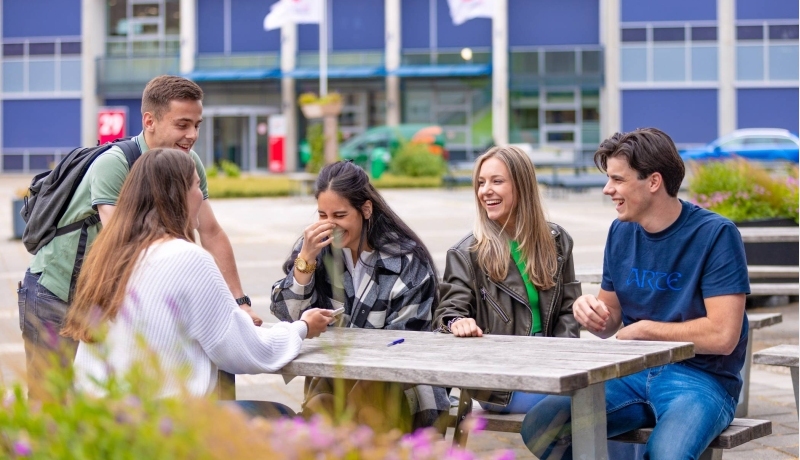 vrolijke studenten op campus HAN
