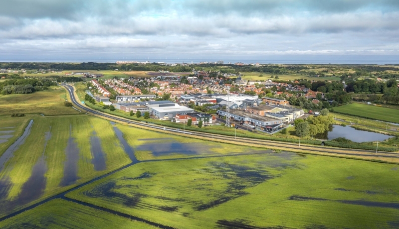 Luchtfoto van gebouwde omgeving voor de flyer met informatie over de cursussen binnen het CMW focusthema 'Duurzame gebiedsontwikkeling in de gebouwde omgeving'. 