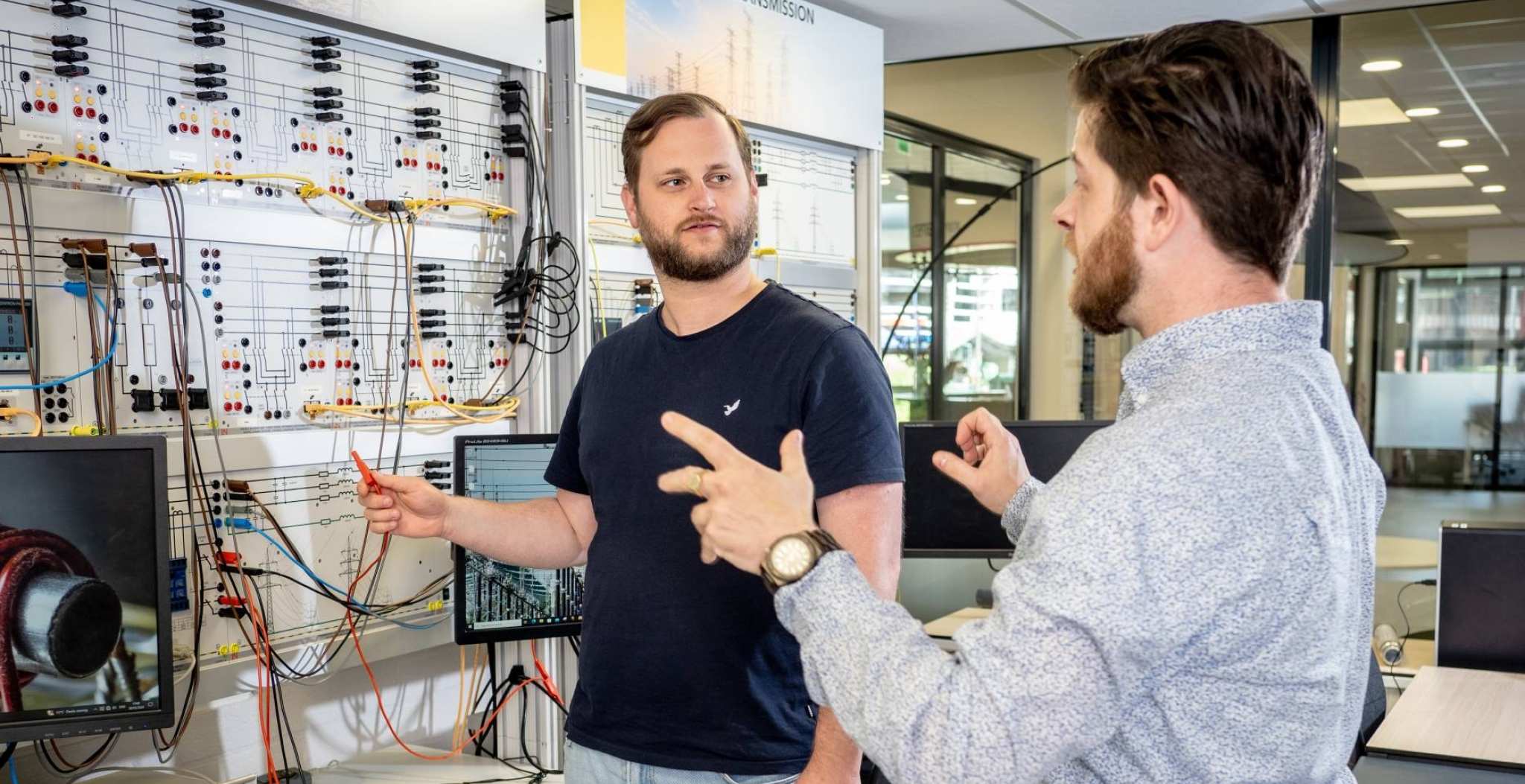 Onderzoekers en studenten samen aan het werk met de opstelling van Lucas-Nülle in HAN W@TTS, een trainings- en onderzoeksysteem voor energievraagstukken