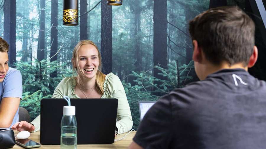 Studenten van hbo Bouwkunde met elkaar in gesprek