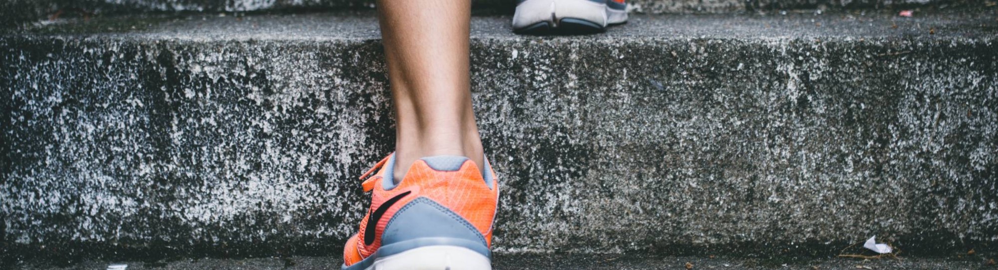 Traplopen in sportschoenen buiten