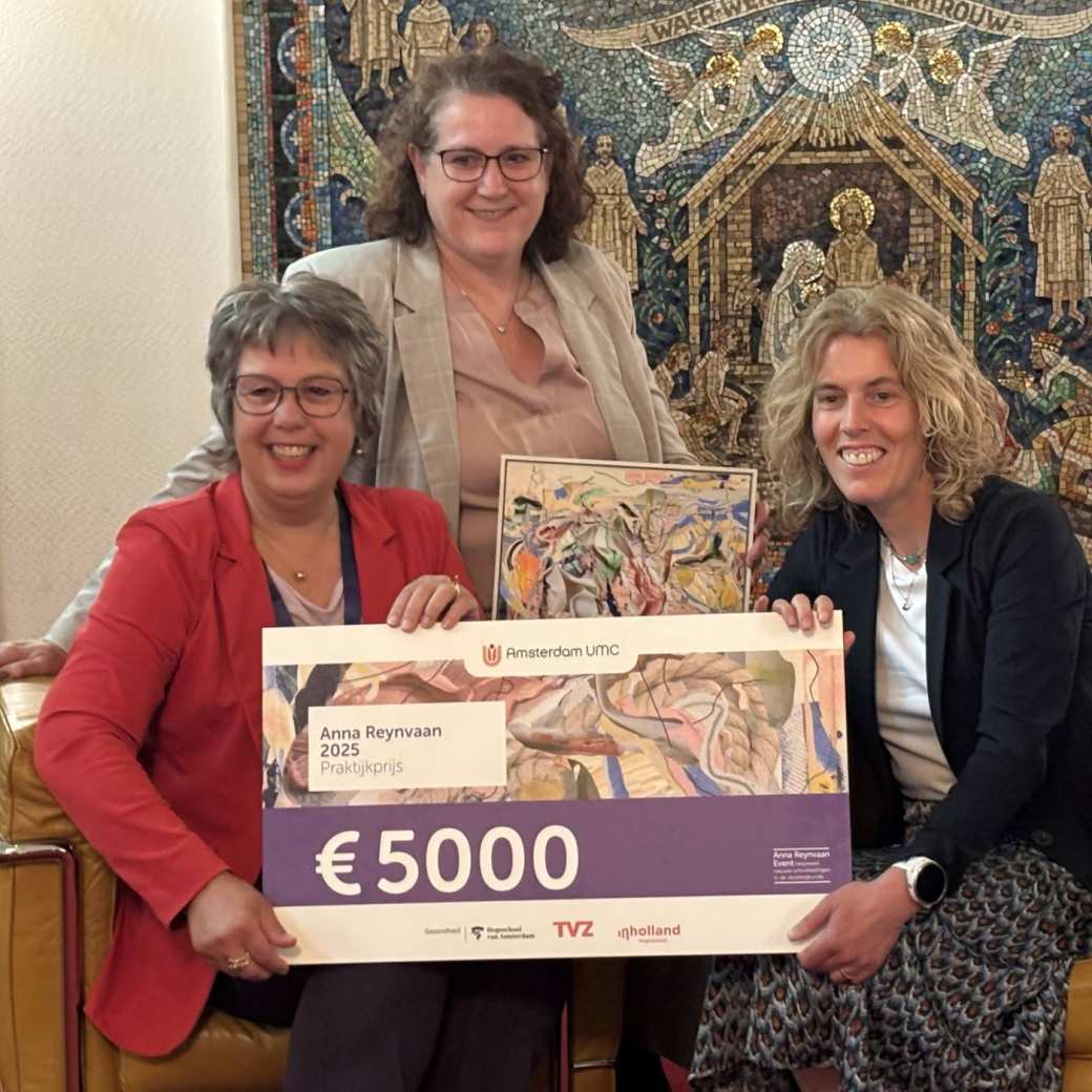 De winnaars van een Anna Reynvaan-prijs, Sivera Berben, Lilian Vloet en Marieke Oosterhuis.