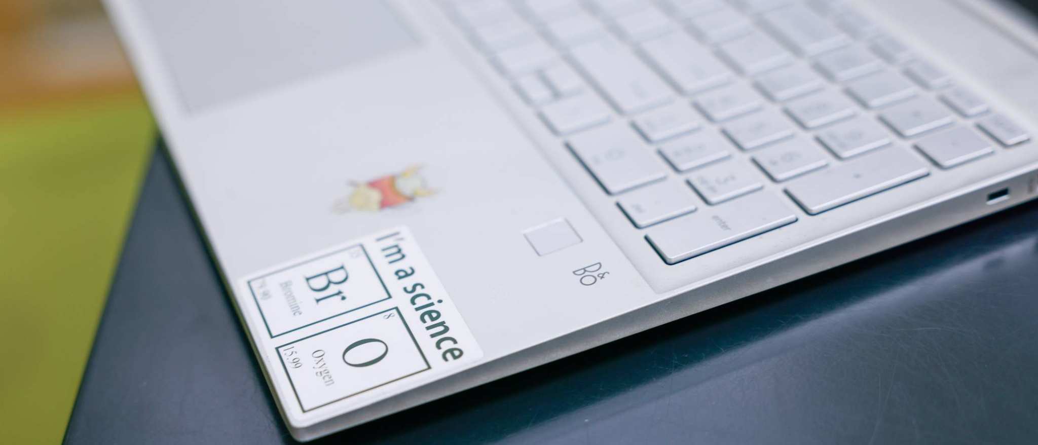 Close-upfoto van een laptop met I am science erop