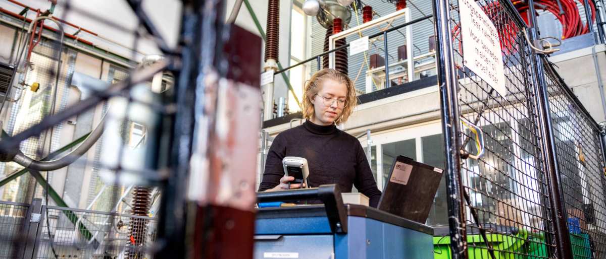 Elektrotechniekstudent Bianca in het hoogspanningslab van Qirion waar zij haar afstudeeropdracht uitvoerde. Academie Engineering en Automotive.
