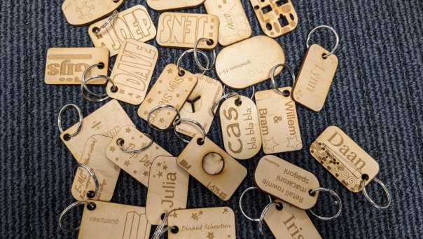Workshop Inkscape met graveren van houten sleutelhangers.