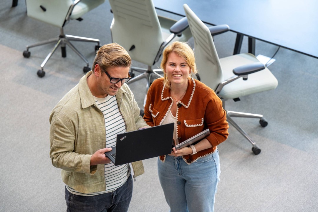 Drie deeltijdstudenten op de campus van de HAN.