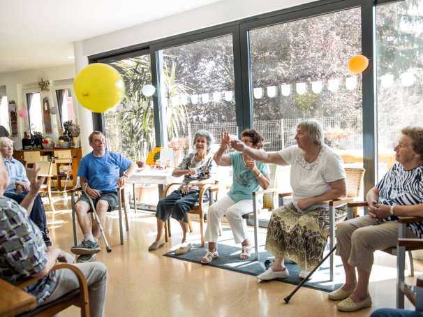 ouderen die deelnemen aan groepsactiviteiten