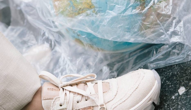Afbeelding van een wereldbol en een sneaker