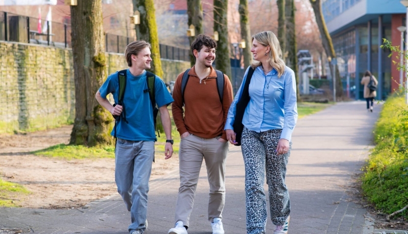 Studenten Logistics Management voltijd lopen voor het HAN gebouw in Nijmegen