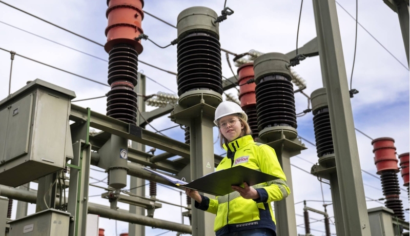 Oud-Studente Bianca Niekerk van de studie Elektrotechniek bij een transformator.