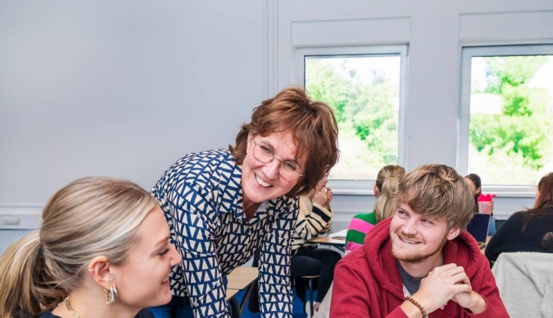 AMM LLO Joey en Isa tijdens les Judith bij Social Work deeltijd