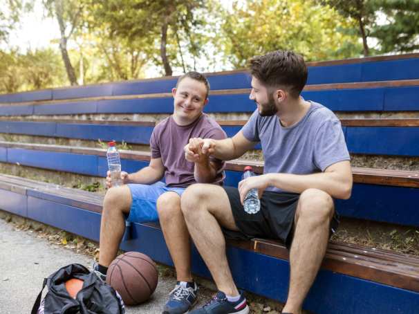 twee mensen op blauwe bank