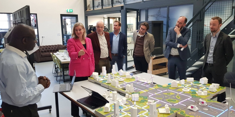 Sfeerbeeld van het werkbezoek van Tweede Kamerlid Hatte van der Woude aan de HAN Academie Engineering en Automotive waarbij zij uitleg kreeg van docent-onderzoeker Ballard Asare.
