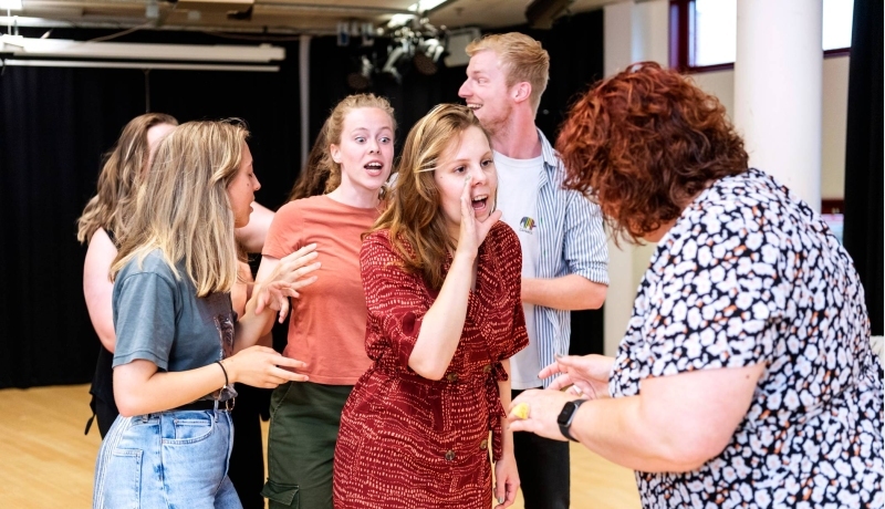 Dramatherapie studenten doen een oefening met docente in een praktijklokaal