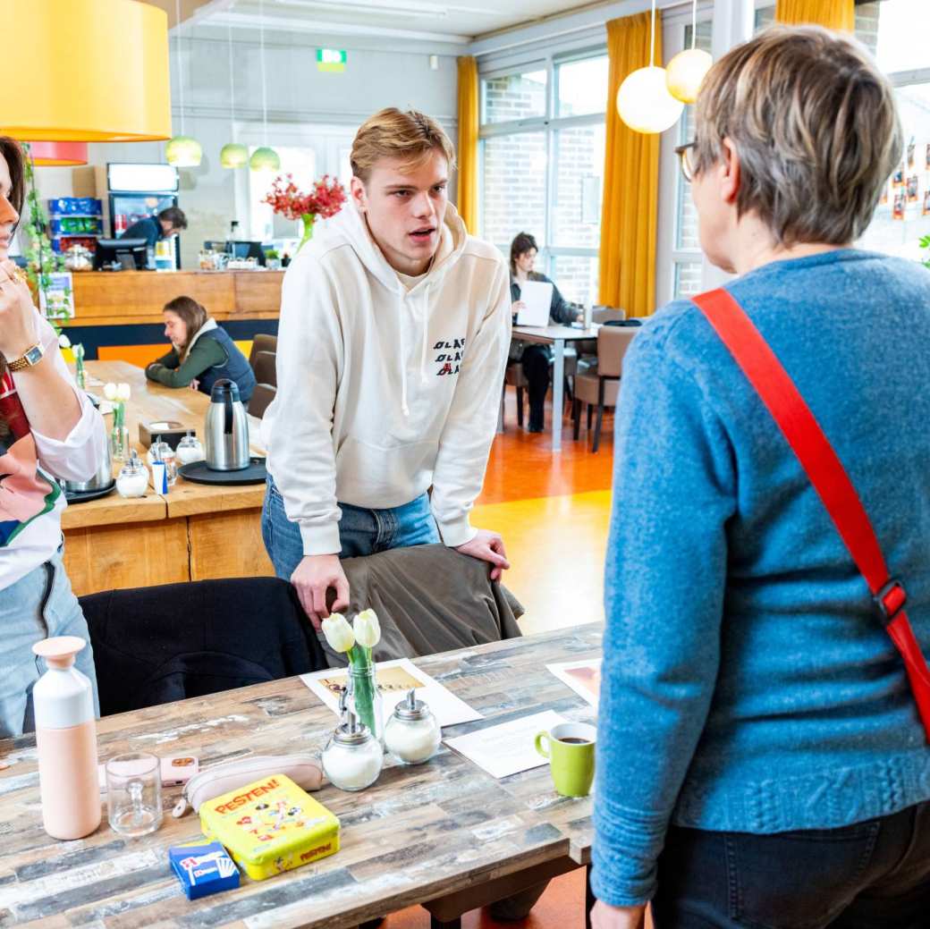 Labs en Werkplaats wijk Lindenholt-studenten-professionals en burgers aan het werk