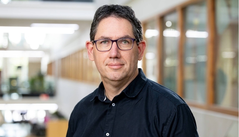 Eigentijds beoordelen en beslissen. Portretfoto Jeroen van der Linden, brildragend, zwarte blouse