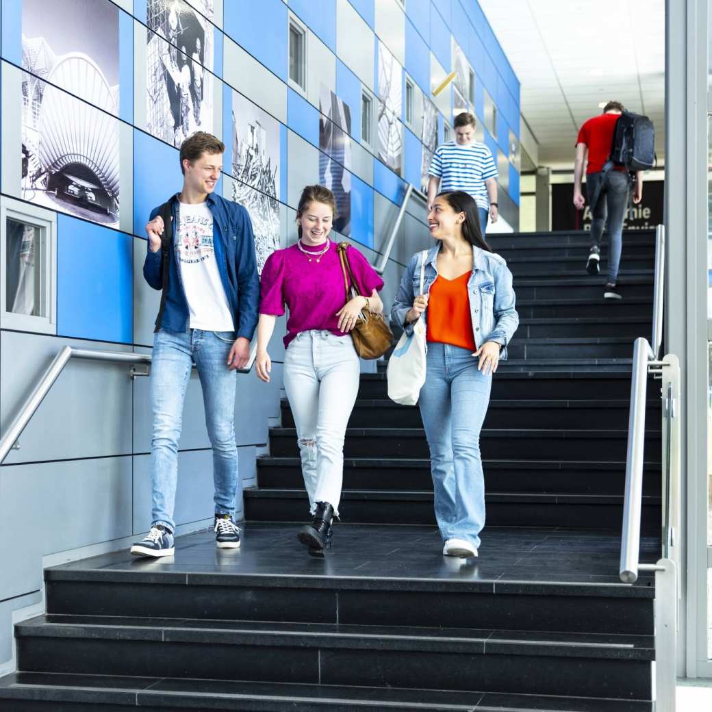 studenten op de trap van de locatie han built environment
