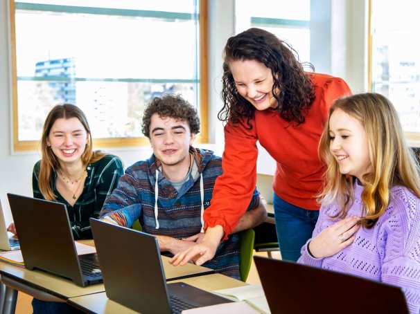 Leercoach en docent Sanne geeft onderwijs logopedie