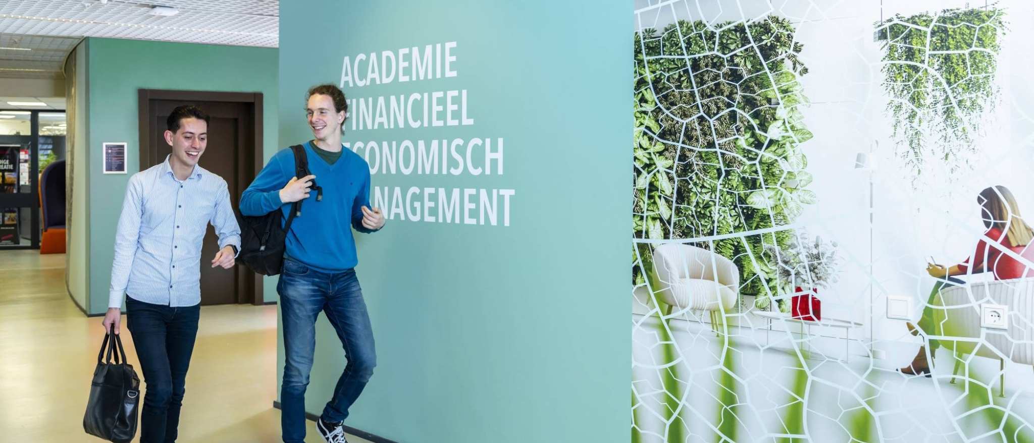 studenten accountancy deeltijd in de hal van HAN Arnhem, finance, financieel, AFEM