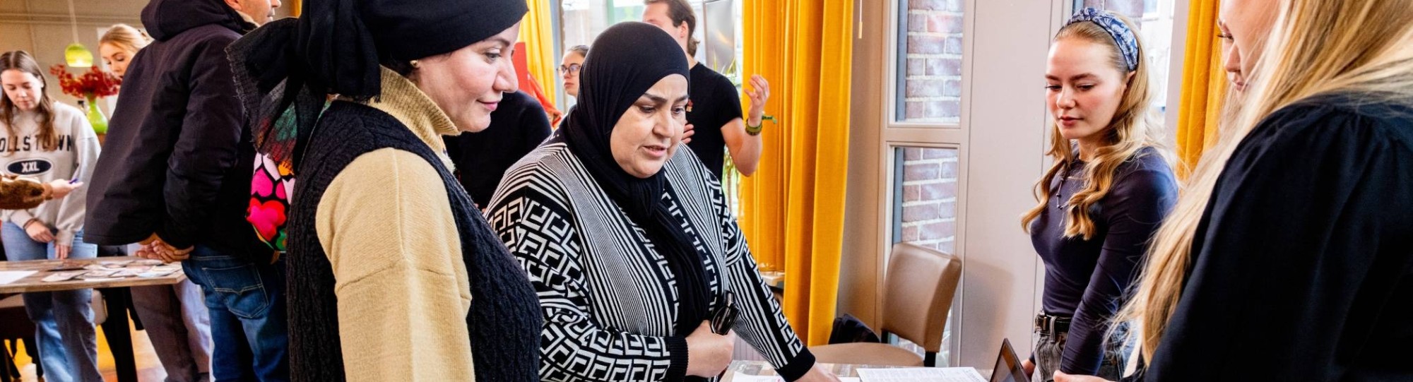 Labs en Werkplaats wijk Lindenholt-studenten-professionals en burgers aan het werk