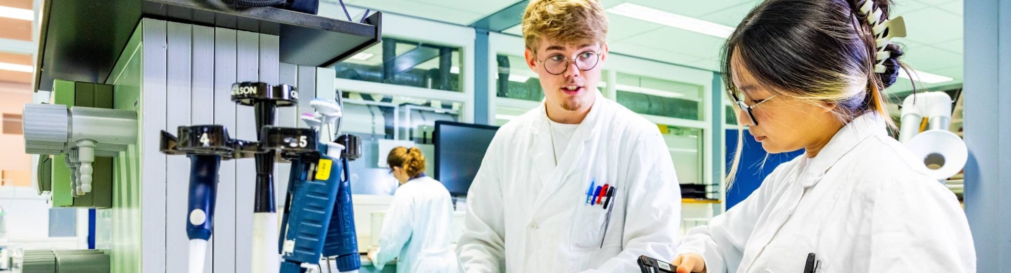 twee studenten werken samen in het chemielab