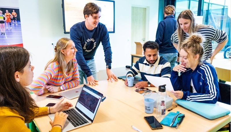 master sport en beweeginnovatie voltijd groepje studenten met elkaar in gesprek in de klas 2024