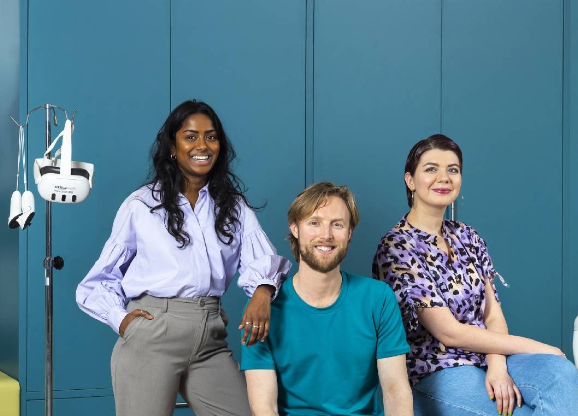 2 hbo masterstudenten wandelen door het gebouw van de HAN campus in Nijmegen