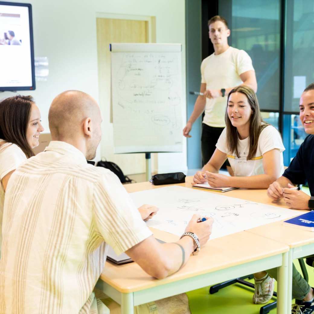 master sport- en beweeginnovatie voltijd op papendal justin is docent met werkgroep studenten saskia en tristan 2022