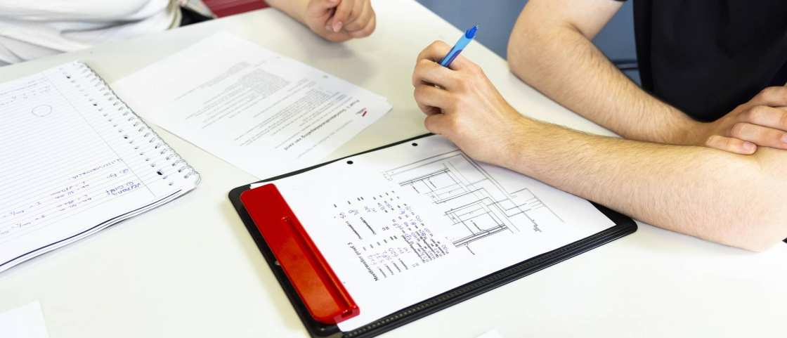 student civiele techniek werkt aan een opdracht met een tabel