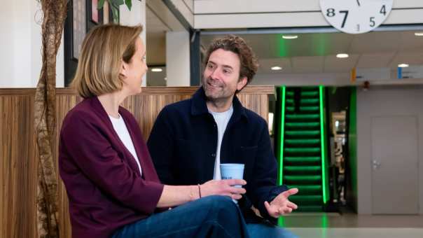 Deelnemers en docenten van de post-hbo opleiding Bedrijfskunde, in gesprek met elkaar op het plein voor Ruitenberglaan 31