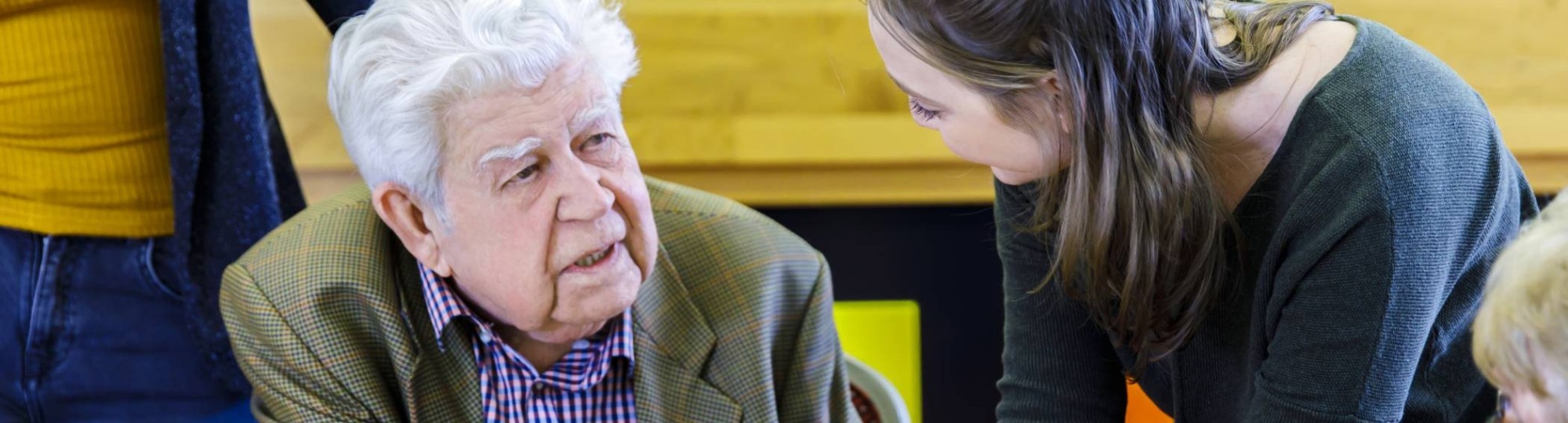 zorgverlener en oudere mensen