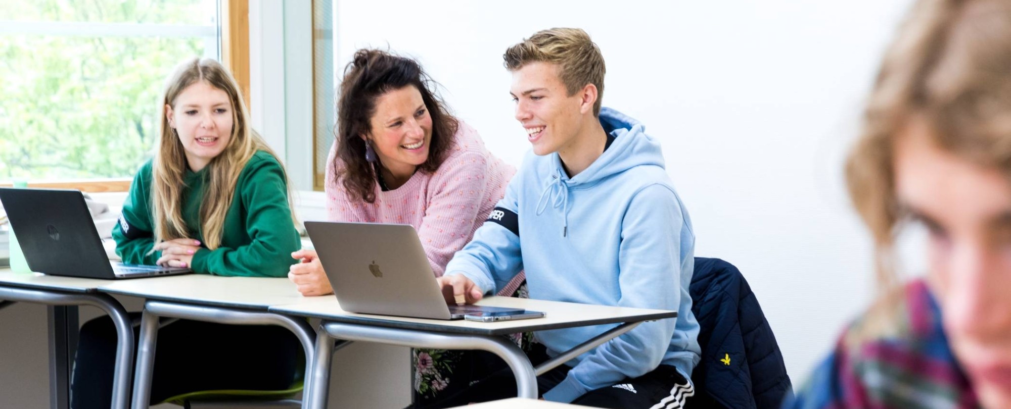 Pabo-ALO studenten sparren met hun docent in Pabo lokaal, achter de laptop.