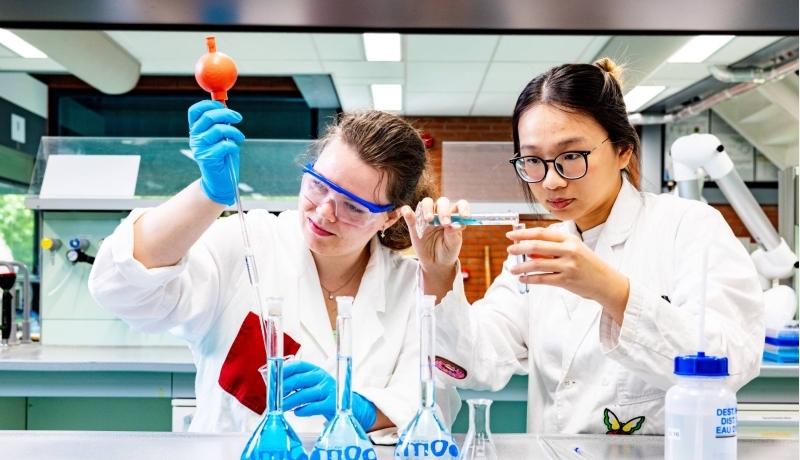 impressie chemie studenten na het volgen van de cursus Algemene Chemie: chemische evenwichten