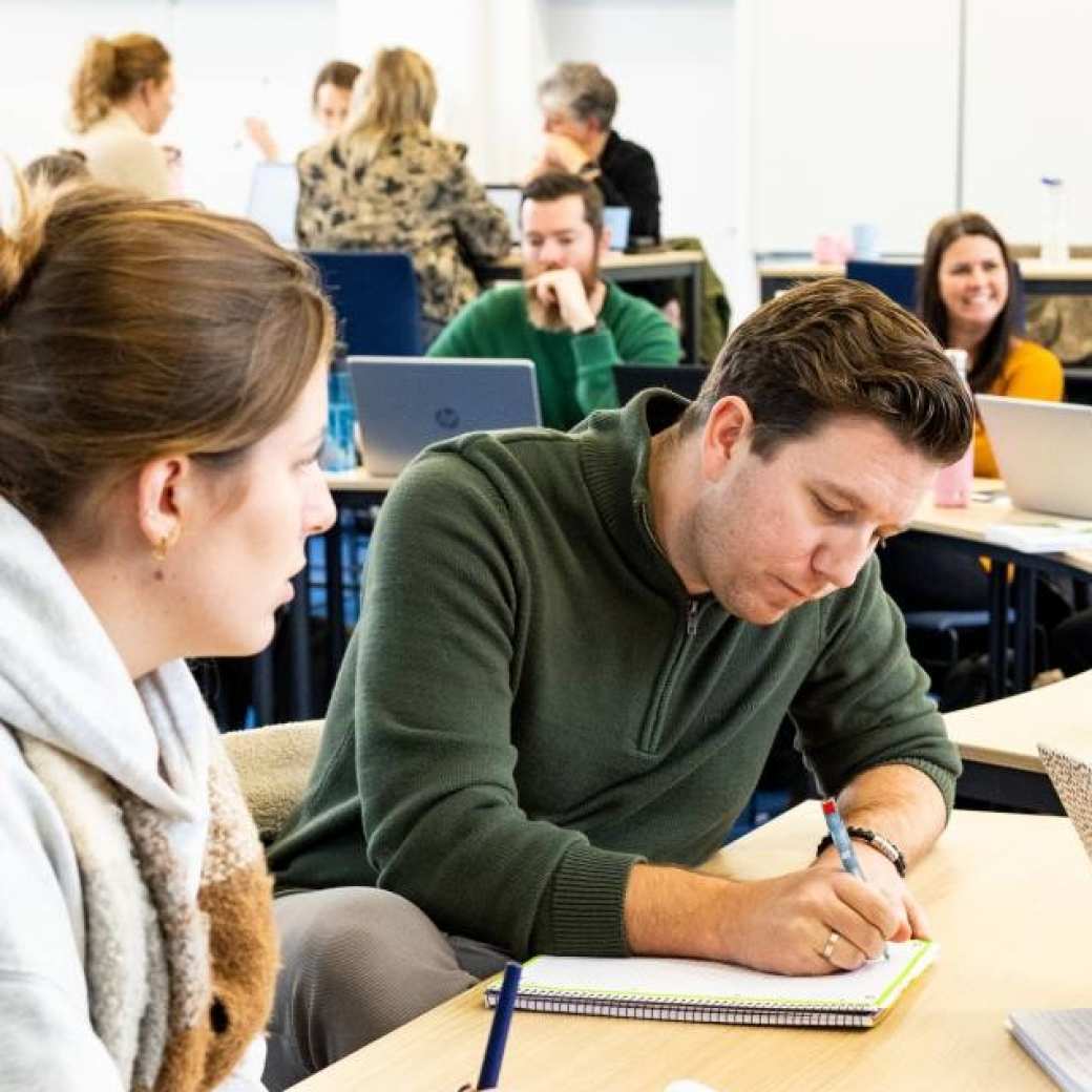 AMM LLO studenten werken tijdens de les aan een vraagstuk