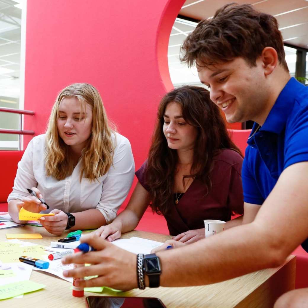 studenten groep werkoverleg man vrouw