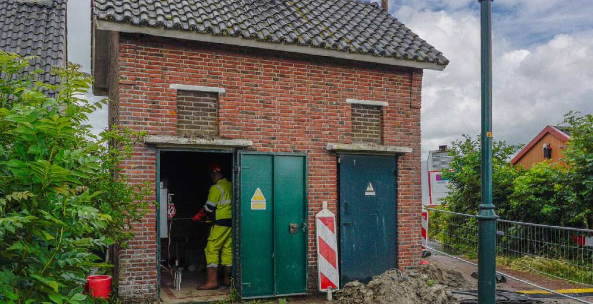 Monteurs werken in transformatorhuis. Foto aan SEECE beschikbaar gesteld door Alliander.