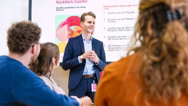 Docent geeft les aan groepje leerlingen in het voortgezet onderwijs