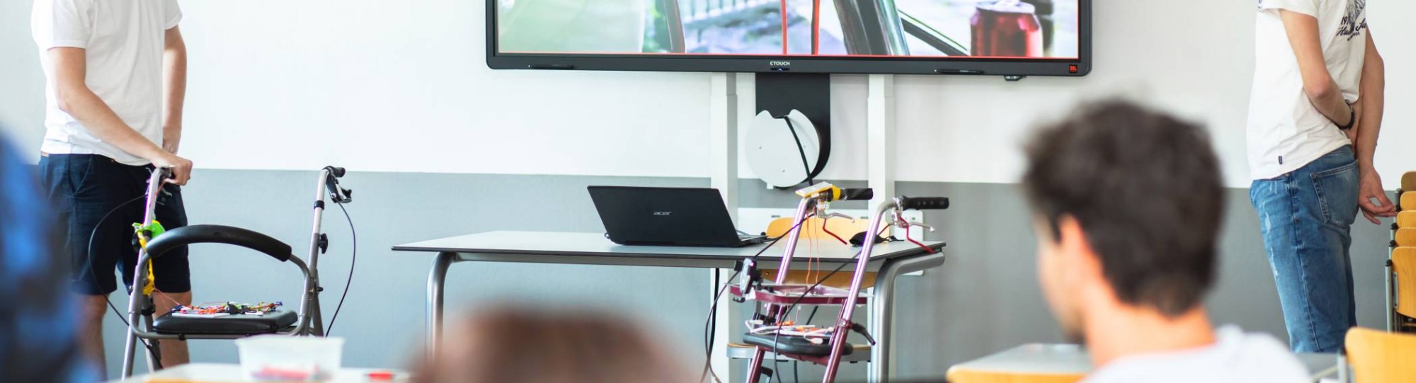 Studenten kijken naar presentatie