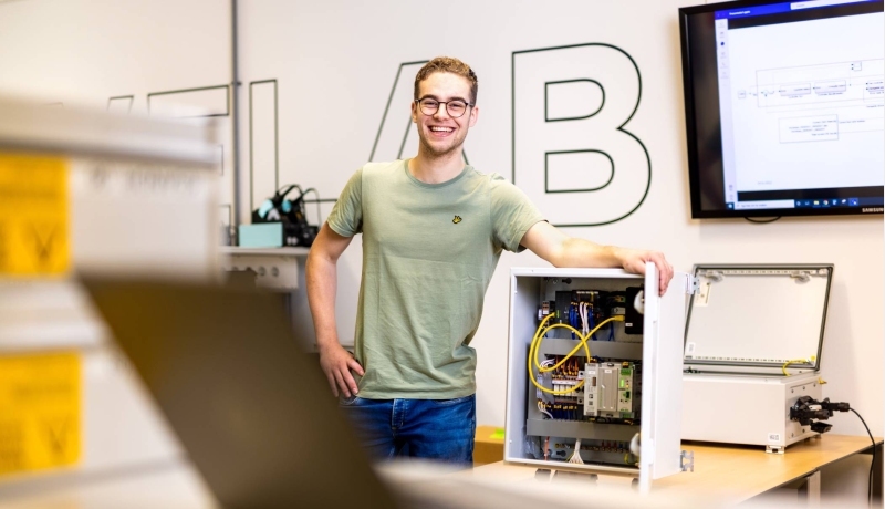 Elektrotechniek student Mik bij elektrotechnische installatie.