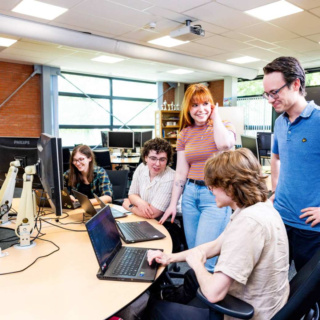 Bio-informatica studenten zijn samen aan het werken