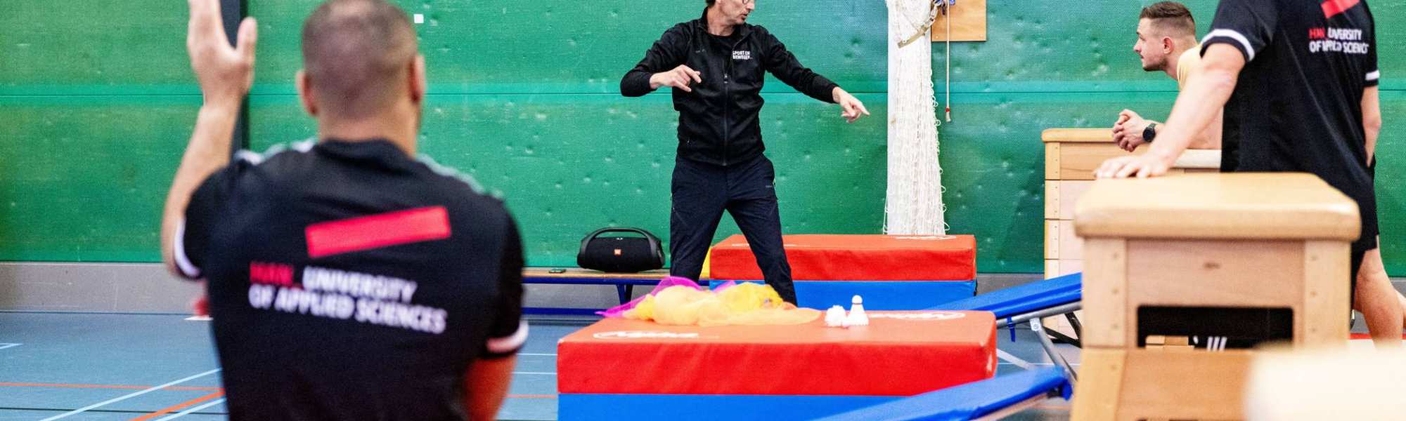 studenten alo deeltijd turnen in gymzaal