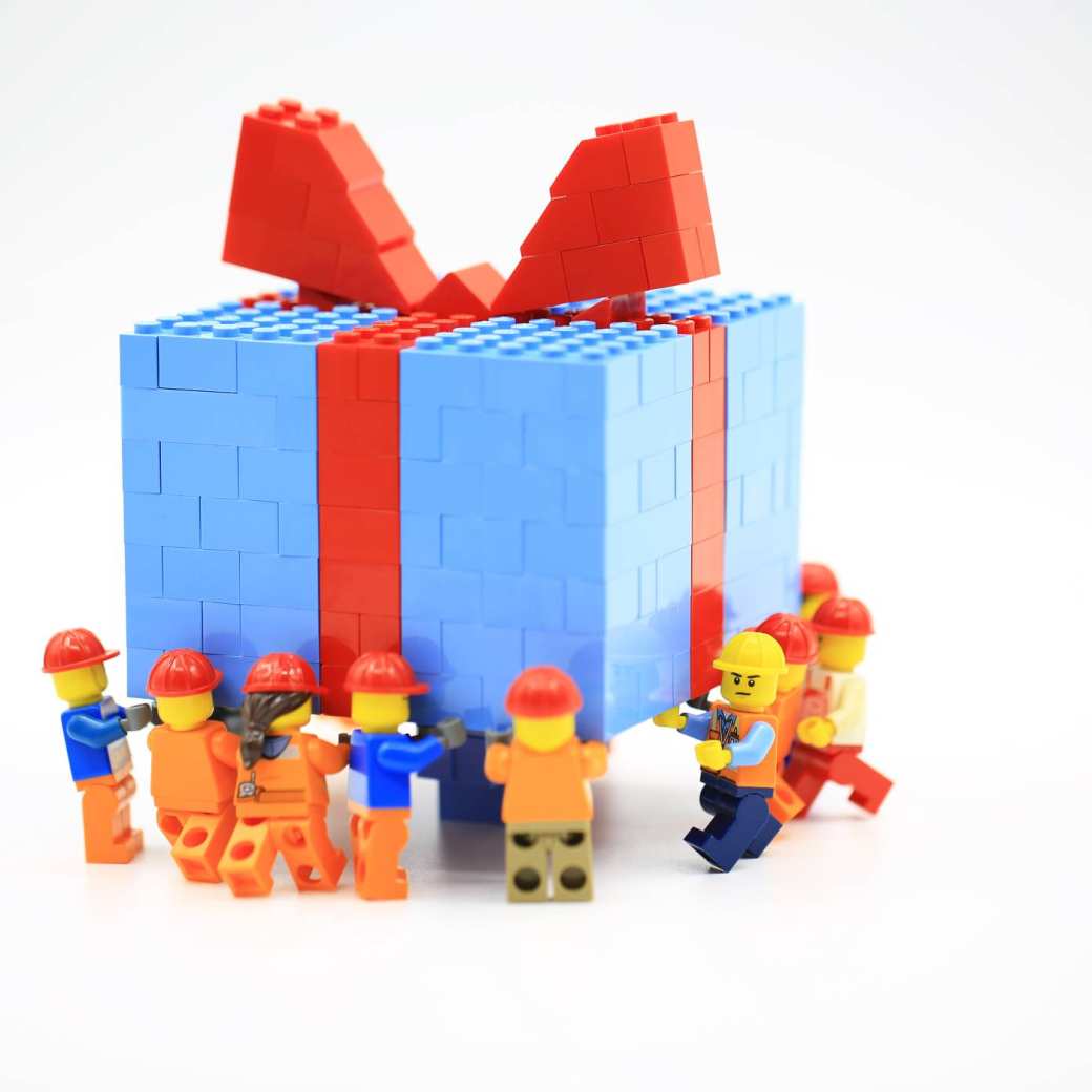 Legopoppetjes die een cadeau dragen