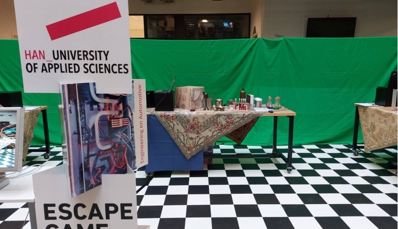 Opstelling van de Escape Game op de Techniekdag met nadruk op Engineering en Automotive
