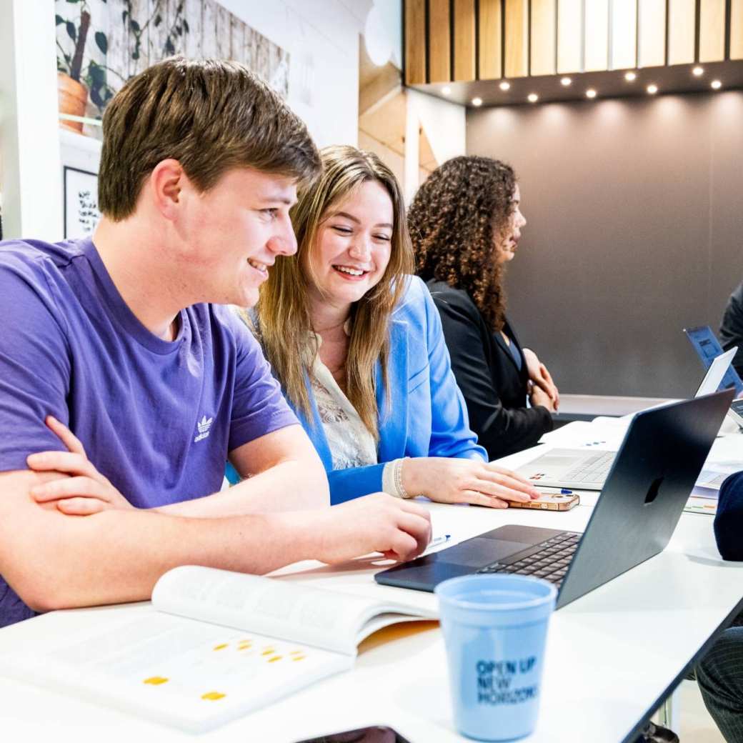Studenten van de bachelor Bedrijfskunde aan het werk op de HAN