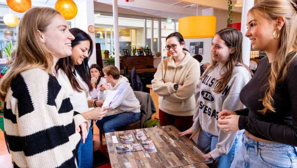 Labs en Werkplaats wijk Lindenholt-studenten-professionals en burgers aan het werk